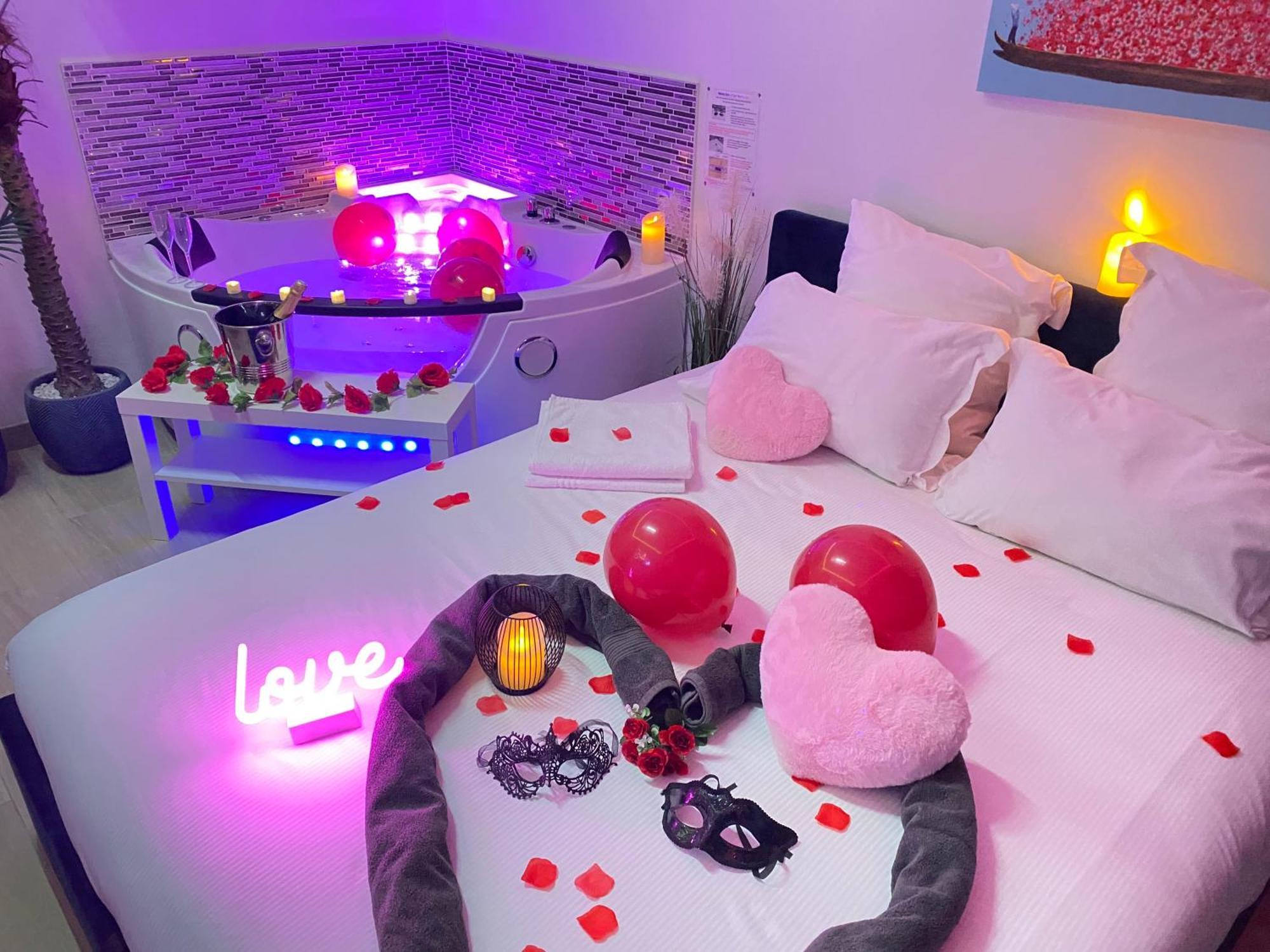L'Escale Balneo'Romantique - Loveroom - Jacuzzi & Petit Dejeuner วิลลิเยร์-ซูร์-มาร์น ภายนอก รูปภาพ