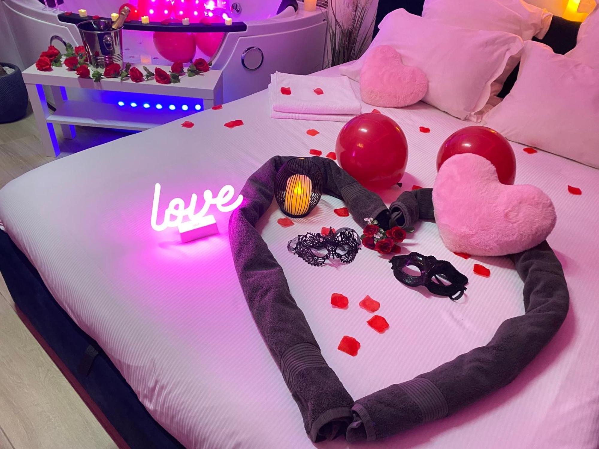 L'Escale Balneo'Romantique - Loveroom - Jacuzzi & Petit Dejeuner วิลลิเยร์-ซูร์-มาร์น ภายนอก รูปภาพ