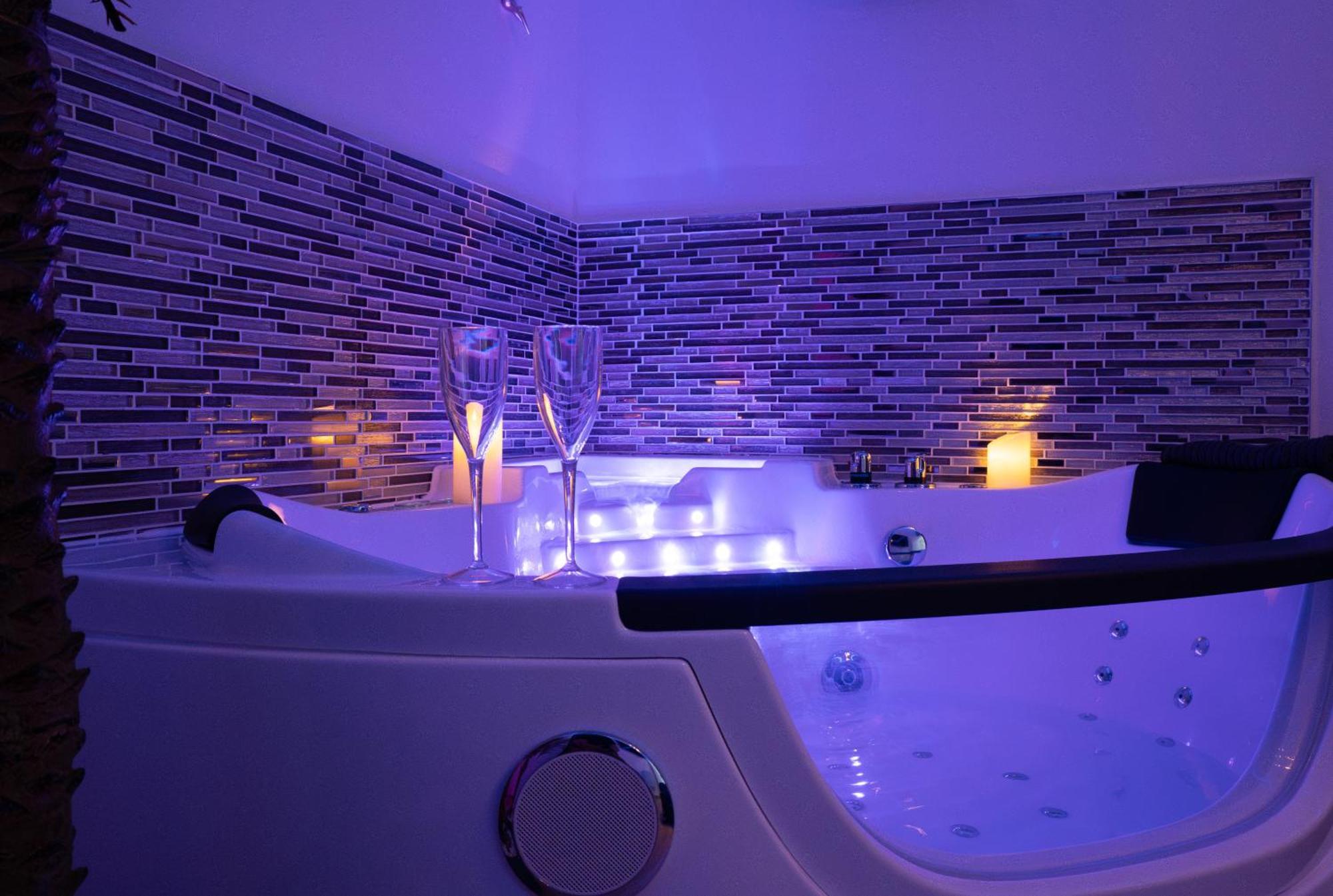 L'Escale Balneo'Romantique - Loveroom - Jacuzzi & Petit Dejeuner วิลลิเยร์-ซูร์-มาร์น ภายนอก รูปภาพ